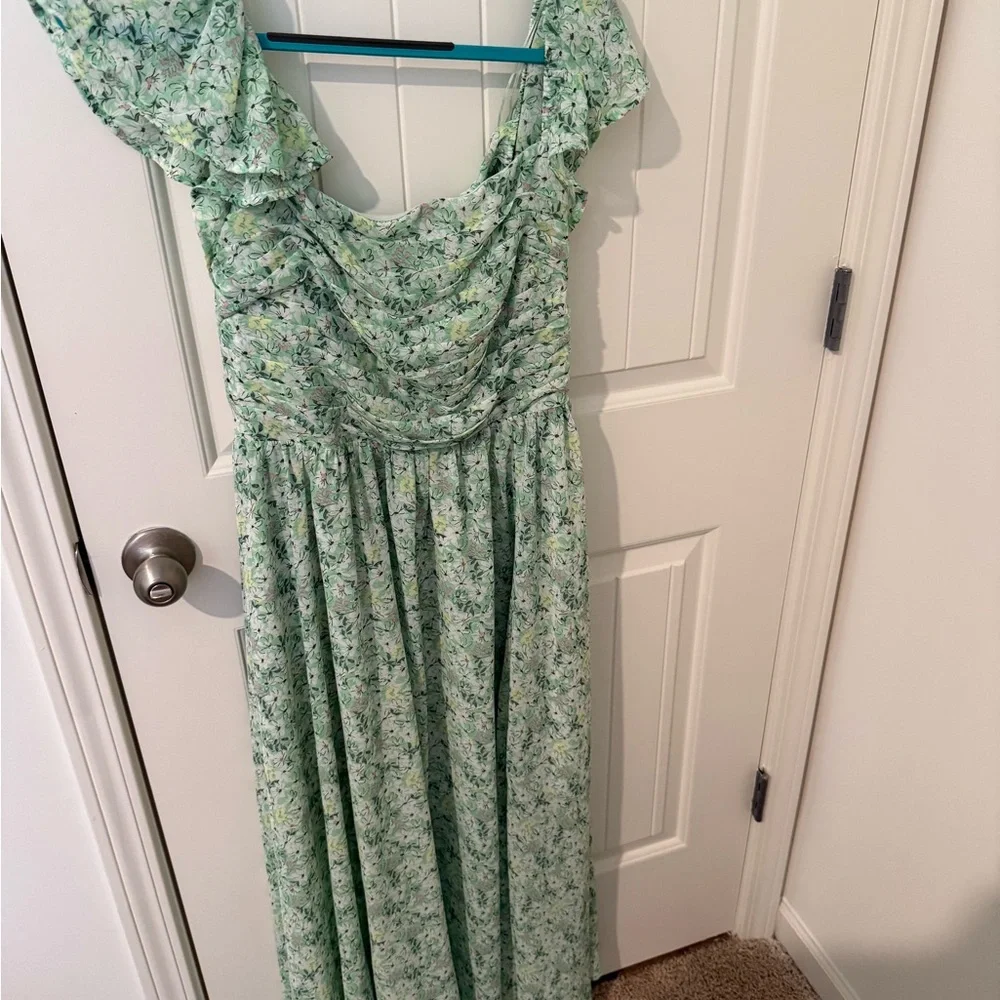 Astr Green Maxi Dress with Elegant Floral Design - Picture 4 of 5